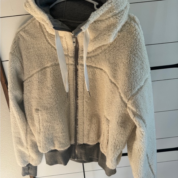 Lululemon Reversible Sherpa and Gray Crop Jacket in Size Medium new w/o tags - Picture 5 of 5